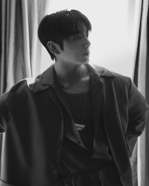 Get ready with Jung Kook. Moments before the Calvin Klein Collection Spring 2026 runway show by Veronica Leoni.

Photographed by @instaroth.