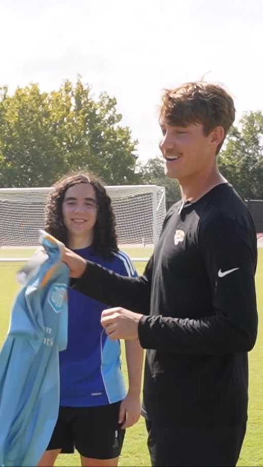 Kicking it with the best! 🏈⚽

We had the honor of welcoming Jacksonville Jaguars kicker cameronglittle to a Sporting Club JAX practice this morning. From the gridiron to the pitch, elite athletes recognize elite work 💪🔥

Thanks for stopping by, Cam — you’re welcome back anytime!

#jointhemovement #makingherstory #womensprosoccerishere