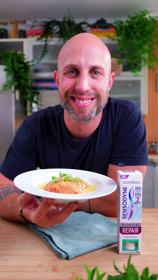 Olá pessoal, eu sou o Thiago Sodré, e hoje eu vou receber uns amigos aqui em casa e vou fazer uma entradinha que eu amo, que é esse sashimi de salmão com um molho cítrico de maracujá, que fica simplesmente divino, vamos lá!

Ingredientes: (4 pessoas)
- 400g de salmão 
- polpa de 1 maracujá 
- ½ col de açúcar
- suco de ½ limão siciliano
- ¼ de xic de azeite extra virgem
- sal 
- brotinhos

Modo de preparo:
1. Corte o salmão em fatias para fazer o sashimi
2. Bata todos os ingredientes do molho e coe.
3. Sirva por cima do salmão e enfeite com brotinhos.

A maior coincidência é que uma das minhas amigas que está vindo, ela também tem o dente super sensível , e eu já separei aqui @sensodynebrasil Clinical Repair pra ela, pra poder levar essa reparação para outras pessoas também. Eu mesmo já percebi muita diferença e reparei esse problema, antes eu sofria com alimentos cítricos, e agora consigo inovar nas minhas receitas sem preocupação. Além do alívio imediato, proporciona reparação contínua dos dentes sensíveis*.
Não esquece de me seguir aqui, porque a receita de amanhã está ainda melhor
Me conta aqui nos comentários o que você achou, compartilhe com os amigos e bom apetite!

#thiagosodre #receita #publi #salmão

1-  A tecnologia Novamin demonstrou uma maior proficiência na oclusão dos túbulos, com diferença estatisticamente significativa(p ≤0.05): conforme análise de microscopia eletrônica de varredura e teste de resistência ao desafio ácido. 1- MIDHA V. et al. J Indian Soc Periodontol; 25(4):283-287, 2021; 2- LOPES RM. et al. Am J Dent; 31(4):177-183, 2018; 3- MAHMOODI B. et al. J Biomed Mater Res B Appl Biomater; 109(5):717-722, 2021). Tecnologia presente nos cremes dentais Sensodyne Clinical Repair e Sensodyne Repair & Protect. PM-BR-SENO-25-00138 
2- Estudo laboratorial em comparação com várias outras pastas de dentes sensíveis, medindo a formação de uma camada protetora sobre as áreas sensíveis, não mede o alívio da sensibilidade.