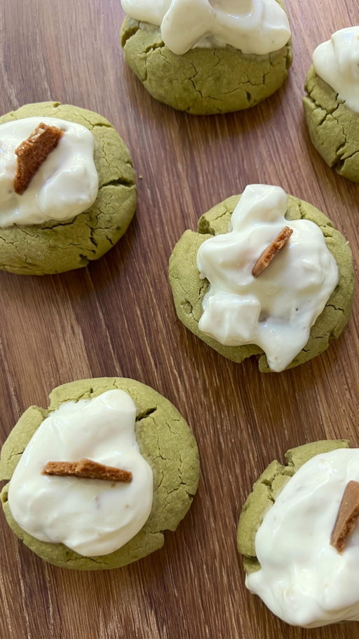 The cookie combo of our dreams… 🤯 

RYZE Mushroom Matcha meets banana pudding meets HEAVEN in this matcha banana pudding cookie recipe 😇🍌

Grab the RECIPE BELOW + send this post to someone could use a fun ‘lil treat to spruce up their day! 🫶

🍵 MATCHA COOKIE INGREDIENTS 🍵

• 2 cups flour
• 2 tbsp RYZE Mushroom Matcha
• ¼ cup maple syrup
•¼ tsp baking soda
• Pinch of sea salt
• ¼ cup butter or coconut oil, melted
• 1 tsp vanilla extract
• 2 tbsp milk 

🍌 BANANA FROSTING INGREDIENTS 🍌

• ½ cup yogurt 
• ½ ripe banana, mashed until smooth
• 1 tbsp maple syrup or honey
• ½ tsp vanilla extract
• Vanilla wafters, crumbled

🍪 DIRECTIONS 🍪

1) Prep the frosting. In a small bowl, combine yogurt, banana, maple syrup, and vanilla until smooth. Chill in fridge for 20-30 min to firm up slightly.

2) Preheat oven to 350°F. Line a baking sheet with parchment.

3) In a bowl, whisk together flour, RYZE Mushroom Matcha, baking soda, and salt.

4) In a separate bowl, whisk together coconut oil (or butter), and maple syrup, then add the wet ingredients to dry ingredients.

5) Scoop into small rounds, flatten slightly, and bake 10–12 minutes until just golden at edges. Cool completely.

6) Once cookies are cool, spread or pipe banana yogurt frosting on top, then enjoy! 🌟