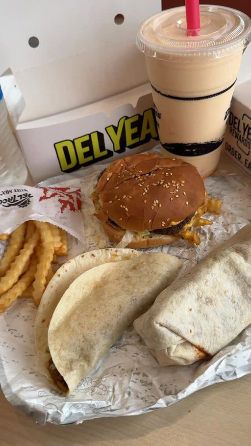 These @deltaco El Big Boxes are the best deal of 2025, you can get all your favorite Del Taco classics in a combo for such a great price! #ad #deltaco #elbigboxes #orangecreamshake #foodie