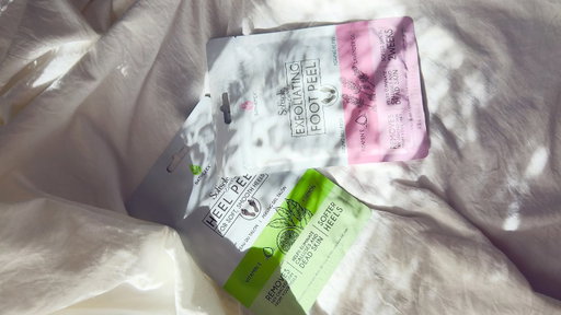 The @bathefex_au Soft Sole Exfoliating Foot Peel helps remove dead skin, leaving feet smooth, soft, and gentle.

The Express Heel Peel is the second step for stubborn rough spots, providing quick relief and softer heels in no time.

To top it off, Exfoliating Body Buff polishes the skin, smoothing away dryness and giving the whole body a radiant glow.

.

.

@360praustralia - gifted 

Available @bigwaustralia 

#melbourne_desi_girl #bathefex #360pr #footbath #exfoliation #footcareproducts #footmask #melbourne