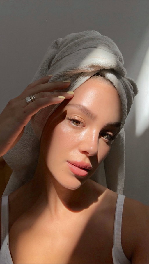 Depuis la rentrée j’offre un geste éclat et confort à ma peau avec la Crème de Nuit Intensive Remodelante Dermabsolu d’ @avene ✨

Son trio d’actifs dermatologiques – Bakuchiol (rétinol végétal), Niacinamide, Pro-céramides – resculpte, illumine et nourrit au fil du temps. Pssssst: appliquée en couche épaisse pendant 10 min, elle devient mon masque coup d’éclat express! 🌸

#Partenaire #Bakuchiol #Niacinamide