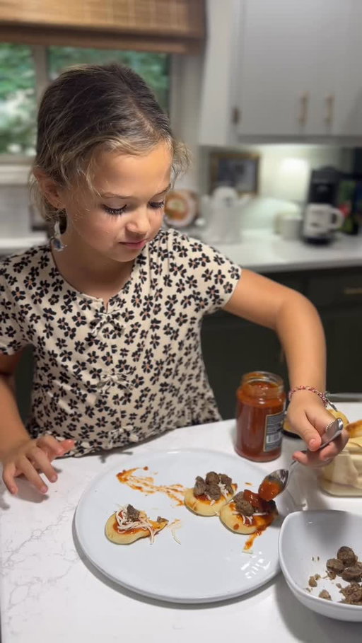 Back-to-school win 🙌 Emery made these mini pizza bites with naan, @simeks meatballs , mozzarella + pizza sauce… and then asked for more in her lunchbox the next day. Safe to say we’ve got a new favorite. 🍕✨ 
.
.
.
#SchoolLunchIdeas #SimeksPartne