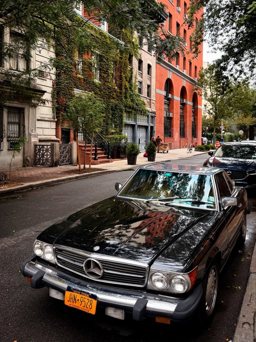 Один из лучших районов Нью-Йорка — West Village. Брусчатка, красный кирпич, безопасно, куча шикарных кафе, ресторанов и баров, активная ночная жизнь и много дизайнерских бутиков.

Тут в 69м прошли Стоунволлские бунты – первые попытки борьбы геев за их права. Тогда настоящие мужики из местного гей бара дали силовой отпро ментам. Сегодня тут даже есть Gay Street 😎