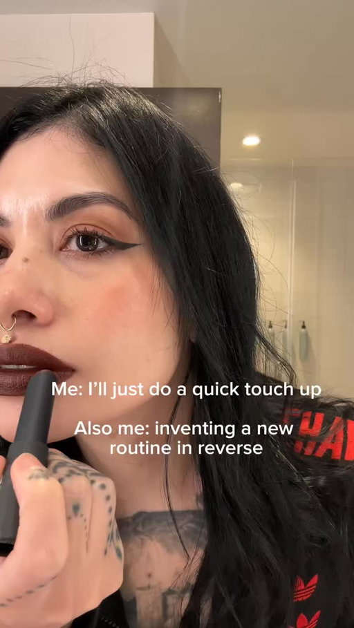 When your refresh routine has zero order but still works 😅 I woke up early that morning and slapped on some foundation, winged liner, and blush and called it good before I was able to come back hours later and actually fine tune it 😌
Products used: 
Concealer - @itcosmetics 
Eyeshadow - @doseofcolors 
Blush - @kaleidosmakeup 
Lip Balm - @burtsbees 
Lipstick - @themobbeauty m120
Bronzer - @saiebeauty 
Lash Curler - @shiseido 
Setting spray - @lorealparis 
#nyfw #makeup #whatiwore