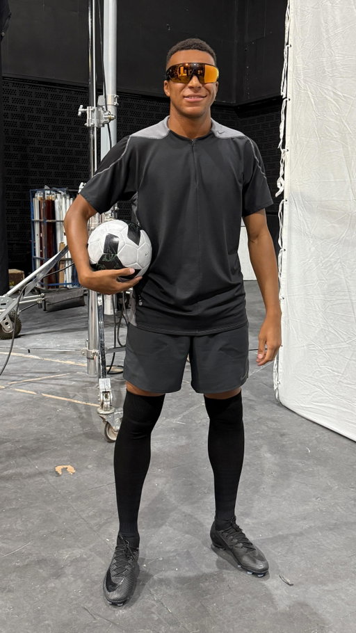 POV: @k.mbappe (Kylian Mbappé) kick-ups featuring the new @oakleymeta Vanguard Performance AI glasses 🕶️⚽️🔥