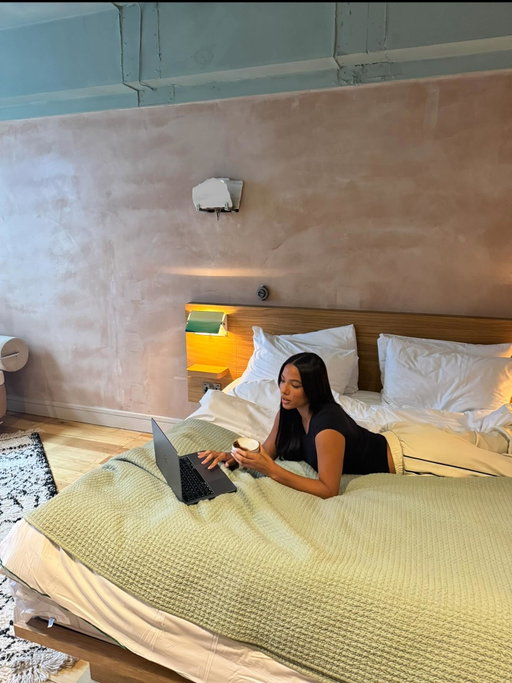 Your private escape in the heart of the city. Nothing beats waking up at #TheAlanMCR. 

Explore rooms, suites and rates via the link in our bio.