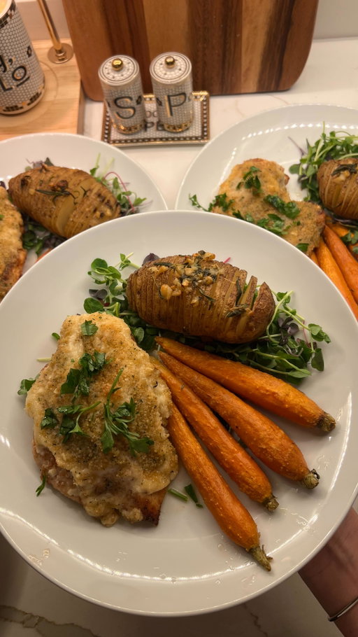 The music made this feel like a dance routine - on the menu we have parmesan crusted chicken, honey glazed carrots, and hasselback potatoes 🧡🥕 gluten-free & the recipe will be on substack!