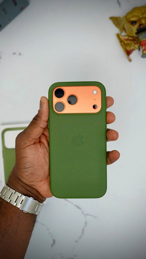 The new Fine woven cases for the iPhone 17 line feels much better and well crafted. Plus reminds me of a certain Master Chief when paired with the cosmic Orange iPhone 17 Pro Max. Isn’t that right @heymarkl 😂?

#Unboxing #iphone17promax #apple #masterchief #halo #reels #reelsinstagram