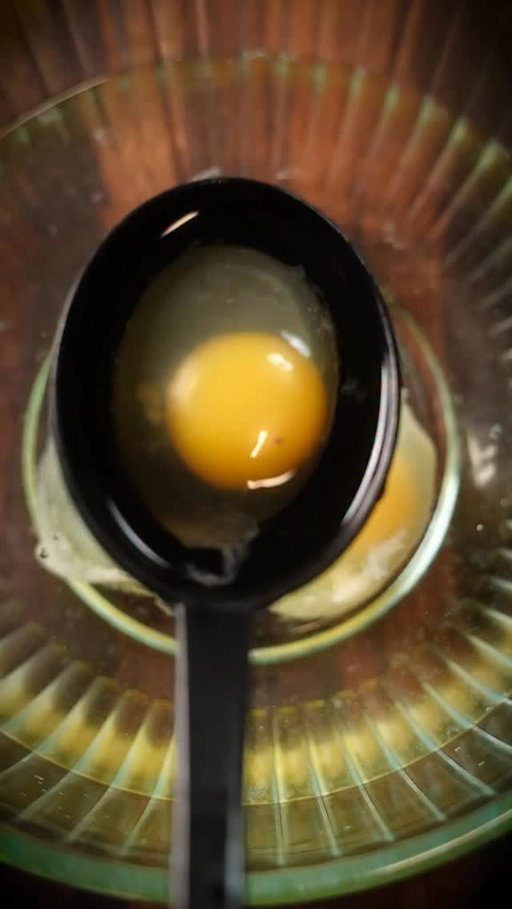 Easiest way to make bulk poached eggs 🔥 @jortskitchen