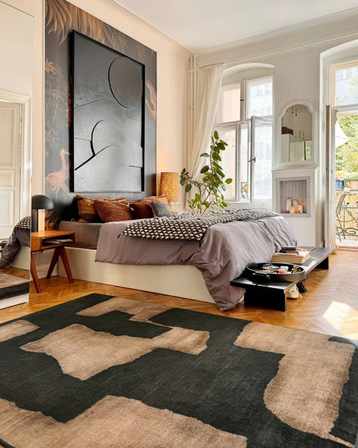 A room for early nights, late mornings, and long chapters.

Photo by @berlin.interior featuring our Impresa Charcoal & Taupe Rug.