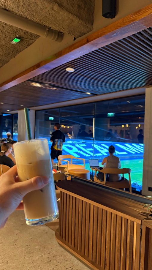 ¿Quieres ver el Bernabéu sin pagar el Tour ni una entrada de partido? 👀

Pues ahora puedes hacerlo gracias al nuevo Starbucks dentro del estadio 🏟️☕️

📍 Son casi 900 m² en dos plantas, con vistas directas al césped.
Aquí no es solo café: también hay cervezas, dulces, postres, cócteles de café, Starbucks Reserve® y hasta su propia tienda oficial con artículos exclusivos. 🔥

Una experiencia brutal que combina café, arte, diseño y, lo mejor… ¡el Bernabéu a tus pies! ⚽️

👉 ¿Vienes por un café con vista al estadio?