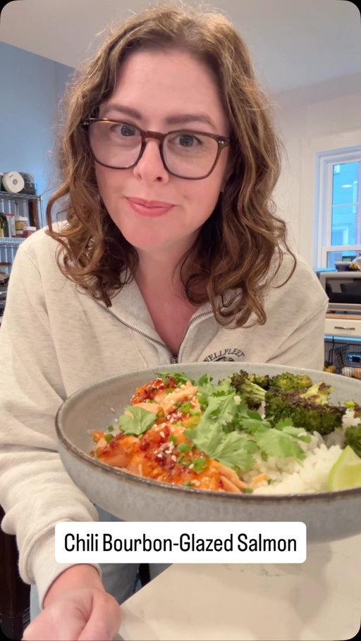 Day 1 of cooking in our temp kitchen while we renovate! I have a feeling dinner is going to be a series of throwbacks from my tried-and-true, easy-to-make favorites that require minimal prep (I’m working with one tiny countertop space for chopping 😂), but still deliver big flavor.

Kicking things off with my Chili Bourbon-Glazed Salmon — I hadn’t made this one in *years*, but it was such a great, easy way to transition into the new space.

Also, major props to my contractor and his crew for getting my full oven into the kitchen! A pleasant, unexpected surprise that just opened the door to things like using full-size sheet pans. And more importantly, not having to cook on two small burners. It’s the little things. 😉 (But really, this feels major!!)

FOR THE RECIPE✨comment “recipe please” below and I’ll send it your way!

https://www.wellseasonedstudio.com/chili-bourbon-glazed-salmon/

#salmon #dinnerideas #salmonrecipe #easydinner