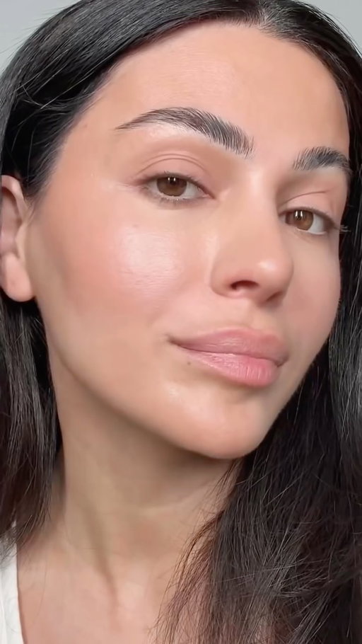 5 minute makeup ⚡️ if you’re over 35, this is for you.🌹

@mondaybornbeauty the seven complete moisturizer 
@maybelline super lock brow glue (clear)
@armanibeauty luminous silk concealer in 6
@dalba_global first serum spray
@physiciansformula butter glow concealer in light/med
@personacosmetics dream stick in mojave
@narsissist the multiple in swing
@hourglasscosmetics veil setting powder
@dibsbeauty baked bronzer in spiced chai
@smashboxcosmetics always on cream eyeshadow in rose
@therudiberry x @beaubble chocolate dripped mascara
@victoriabeckhambeauty lip liner in 02
Monday Born meridiem day & night nourishing lip balm
