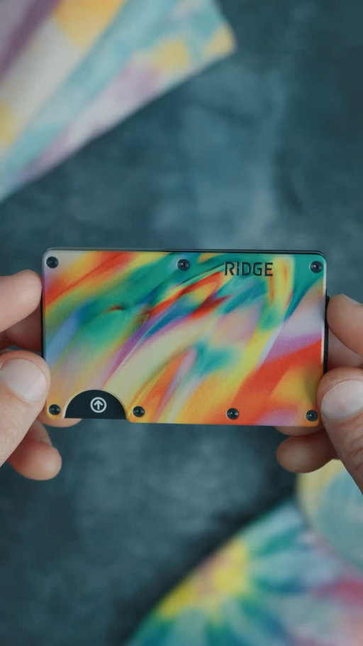 Not everything needs to make sense—like how your wallet just became a whole vibe. Tie Dye features psychedelic patterns that shift like mood lighting, powered by Ridge’s patented functionality.
