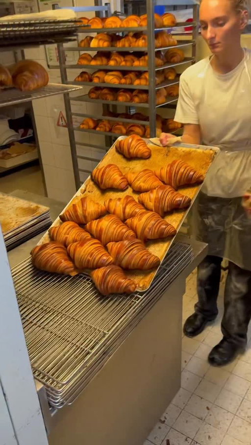 I flew to Paris with the help of Comet to try what people say is the best croissant in the world 
📍 La Maison d’Isabelle @maison_isabelle_paris @perplexity.ai

#cometpartner #paris #croissant #france #pastry #frenchpastry