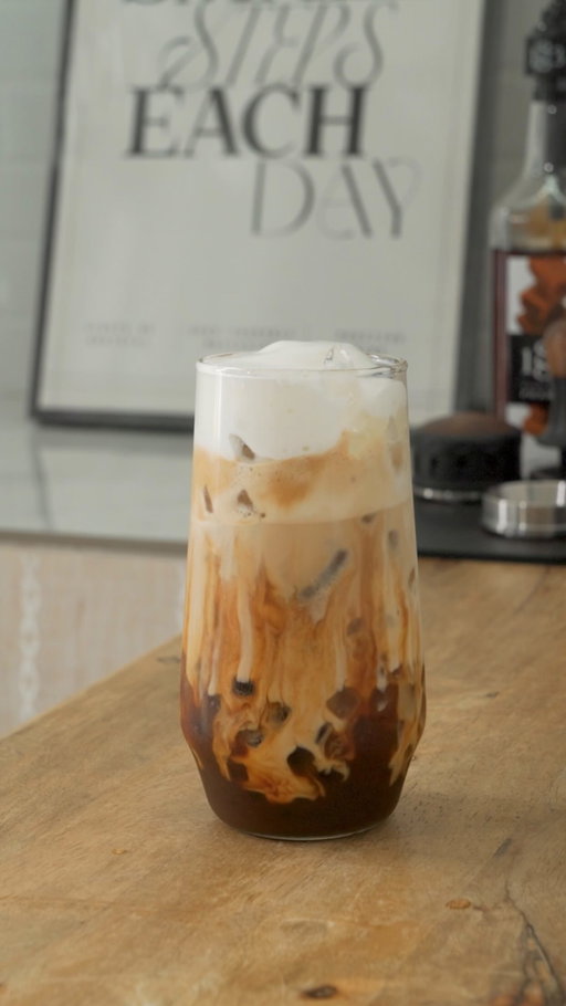 Cheese cream + cinnamon roll latte = the crossover I didn’t know I needed 🤎🧀

just one word, I’m so obsessed with this drink! A layer of coffee and the spice blending together and also the cream cheese that melts slowly in every sip *ugh it is so good 😮‍💨

— Double shot espresso 
— 15ml vanilla syrup
— A dash of cinnamon powder 
— Froth them together 
— Pour 150ml milk of choice 
— Pour cream cheese on top

Cream cheese ;
— 2sp cheese powder 
— 50ml milk of choice 
— Froth until it fully combined 

.

#cinnamonrolllatte #coffee #icedcinnamonrolllatte #simplerecipes #homecafemalaysia #coffeeoftheday #icedcoffeeaddict #fallcoffeedrinks #cozycoffee