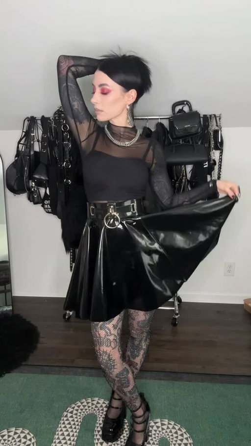 An Extra Goth Princessa Fit 👸🏻
Skirt @blackmilkclothing 
Mesh long sleeve @freepeople 
PVC Belt @zanabayne 
Heels @koifootwear