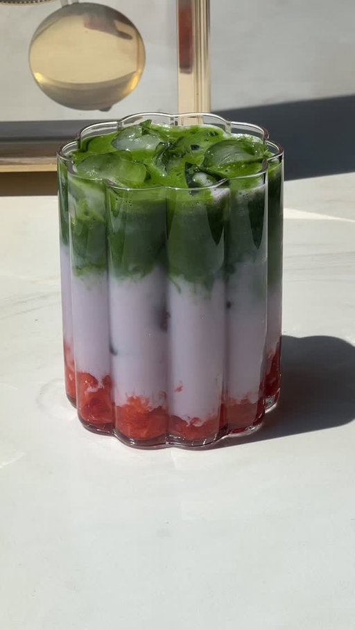 strawberry taro matcha latte 🍓💜🍵

recipe:
〰️1/3cup strawberry compote
〰️ice
〰️1/2cup taro milk tea
〰️2tsp matcha powder + 50ml hot water

#homecafe #matcha #strawberrymatcha #matchalatte #strawberrytaro