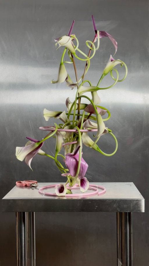 Curling curves on curves – sculptural calla lilies and glossy anthuriums meet the bold bubblegum silhouette of the new IKEA x Gustaf Westman vase. Playfulness and precision make a happy Hamish. 🌀🌀🌀

#ad #IKEA @ikeauk @gustafwestman