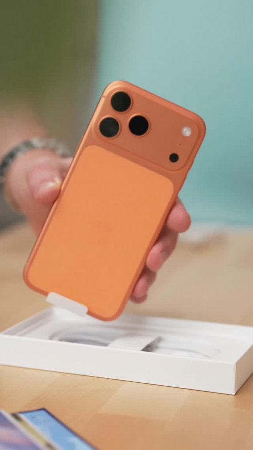 iPhone 17 Pro Max in Cosmic Orange - Unboxing 🍊😍

I LOVE how this colour pops in my studio, it’s perfect amongst the greens and pinks 😮‍💨

#iphone17promax #iphone17 #iphoneair #apple #unboxing #cosmicorange