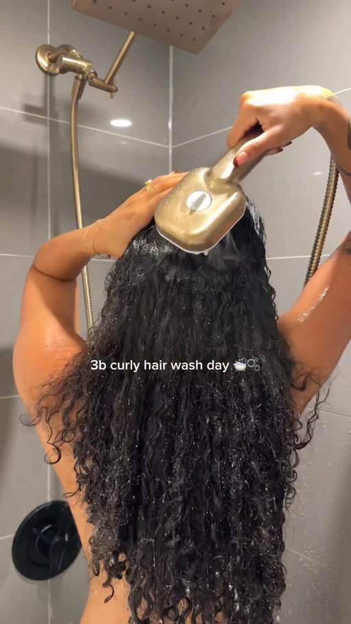 Full curly hair wash day routine asmr 🫧

Loved doing this routine because it left my curls feeling so juicy and looking so defined!

Products used
@olaplex Rich Hydration hair mask
@fentyhair shampoo
@ilovethedoux bee girl custard
@innersenseorganicbeauty I create finish
@jvnhair shine drops
@loccitane almond hair mist

#olaplexpartner #curlyhair #grwm #curlyhairroutine #naturalhaircare