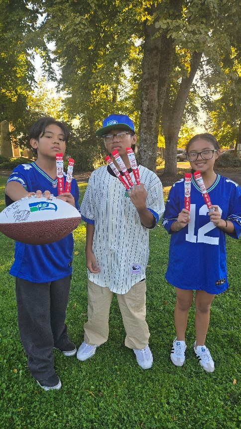 Warning: Oberto Grass Fed Beef Sticks may cause excessive touchdown dancing. 💃🕺

Stay fueled up for the big game, 12s! Each Oberto beef stick delivers 10g of protein and only 100 calories, filling you up without weighing you down. Oberto Grass Fed Beef Sticks = game day energy! 💙💚🏈

Happy BLUE Friday! 

#ObertoTouchdown #ObertoGrassFed #ObertoAmbassador #sponsored #gohawks #seattlecreator #seattlefamily #seattleseahawks