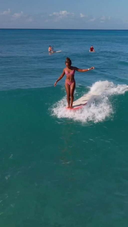 Aloha Friday Feels 💖 @coconutave 
.
.
🎥: @surfvideobyoscar 
.
.
#surfergirlstyle #representation #blacksurfer #lifestylemodel #hawaiinei #surfvideo #hangten #alohafriday #waikiki #longboarder #wavesfordays #melaninonfleek #alohavibes