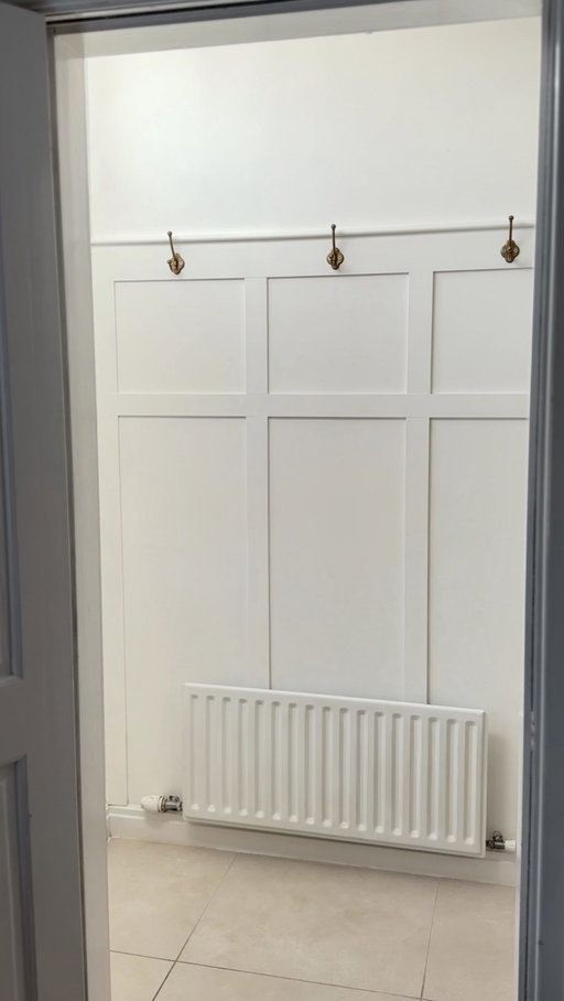 TINY HALLWAY DIY TRANSFORMATION on a budget 💁🏼‍♀️ another of my fave GIRL DIYS I’ve done this year 💪🏼🔨 

we found our hallway really difficult to use because it’s not even big enough for a radiator cover! So I thought… nothing a bit of panelling can’t fix! I used a really affordable panelling kit from @bandq_uk & just planned out a design first on paper! I bought the antique brass hooks from @bandq_uk too! 

It turned out so nice in the end and now we actually have a useable small space to hang our coats!!! 🥰 p.s…. How good is radiator paint? It’s actually my favourite discovery of 2025 😂 

What do you think? Kat xxxxxx 

#diyhomedecor #diydecor #diybootroom #diyhallway #smallhallway #smallhallwayideas #diypanelling #diypanellingproject