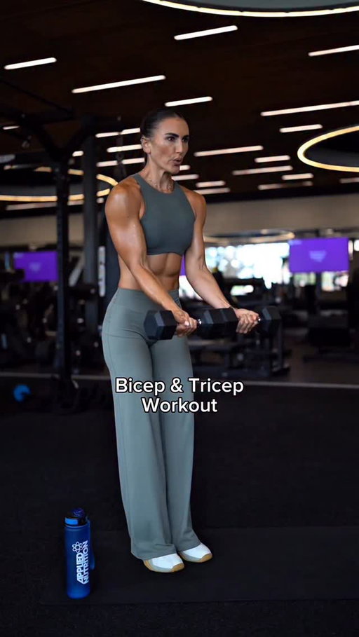 Biceps and Triceps 💪🏼 Dumbbell Only Workout 🔥 

1) Close Grip Curls x 8-12 reps
2) Reverse Hammer Curls x 6-8 reps per arm
3) Hammer into Eccentric Curl x 8-10 reps
4) Overhead Tricep Extensions x 12-15 reps 
5) Tricep Kickbacks x 10-12 reps
6) Outward Curls x 8-10 reps 
7) Diagonal Tricep Press x 8-12 reps
8) Floor Skull Crushers x 12-15 reps

Complete 2 sets of each exercise with at least 90-120 seconds Rest in between sets 💪🏼

I would typically use between 6-10kg (13-22lbs) dumbbells for these exercises - If you’re not sure on what weights to use my advice is to trial a weight you know you can lift for a few reps and then increase this if you can!

Outfit: @oneractive (‘HAYLEY’) Soft Motion Straight Leg Pants & High Neck Bra in Dark Khaki 💚
Trainers: @rad_global One V2’s in Green Gum 🤍
Fuelled by: @appliednutrition (‘HAYLEY20’) 💙

#tricepworkout #biceps #triceps #upperbodyworkout #bicepworkout