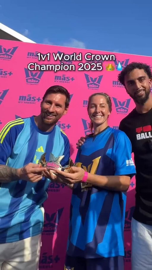 @melrusso_10 is our 1v1 World Crown 2025 Women’s Champ - @leomessi approved 👍 !

@melrusso_10 es nuestra campeona femenina de la 1v1 World Crown 2025 – y ganó la final con @leomessi entre el público 👍 !