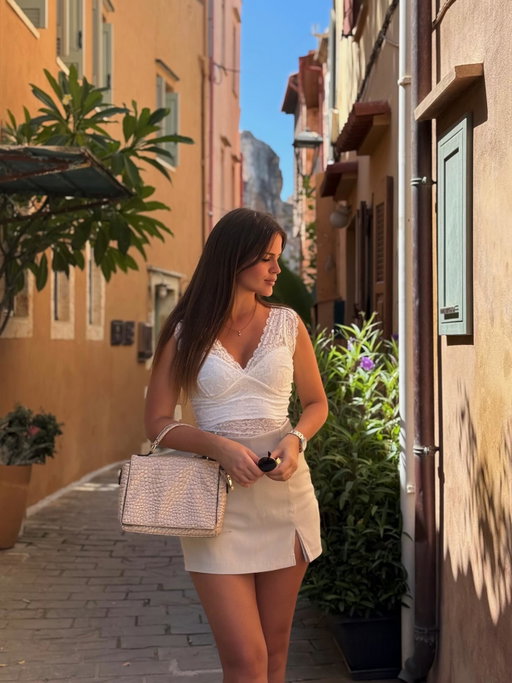 on the streets of Chania 🤍🇬🇷

szett: @born2be.hu 

#reklam #born2be #born2begirls #born2behungary #greece #crete #chania #cityofdreams