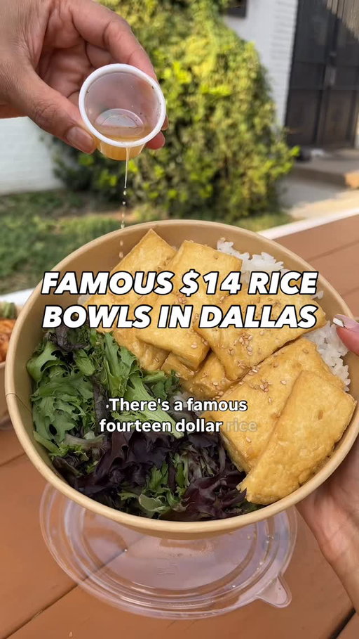 ✨ FAMOUS CHICAGO RICE BOWL SPOT NOW IN DALLAS✨

Where: @eatbowlsofrice

Things we tried:

* Crispy Jalapeño Herb Chicken Bowl 🍗
* Garlic Sesame Fusion Cauliflower Bowl 🍚
* Sweet Shoyu Tofu Bowl 🫛
* Grilled Steak Rice Bowl 🥩
* Crispy Vegetable Dumplings 🥟 
* Crab Rangoons 🦀
* Cinnamon Sugar Bao Nut Bowl (dessert bao buns coated in cinnamon sugar!! 🧁)

Address:
 931 W Commerce St, Dallas, TX 75208

Hours: Mon - Sun | 10 AM - 11 PM

#dallasfood #dallasfoodie #dallasrestaurants #dfwfood #dfwfoodie