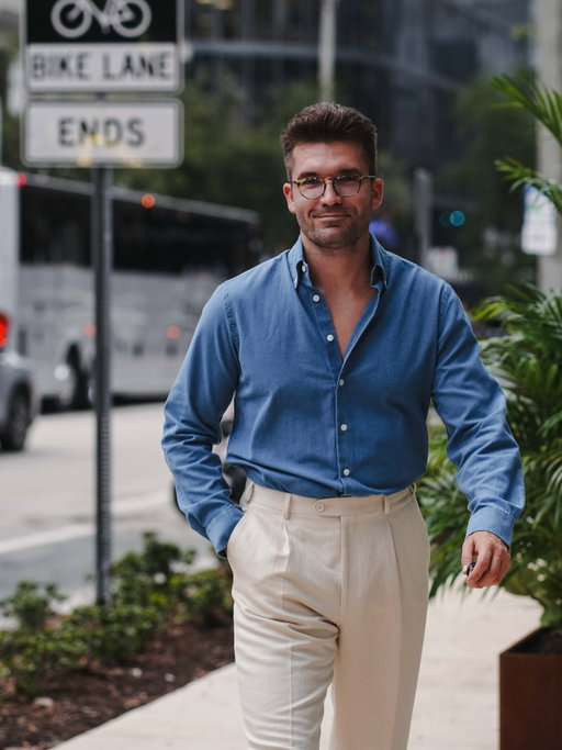 🇩🇪Werbung | Das Frederic‘s Denim Hemd ist jetzt erhältlich!  Hierfür beziehen wir Stoff der Traditionsweberei Sidogras in Spanien und lassen das Hemd dann in einer kleinen Manufaktur in Porto, der Duoro-Weinregion anfertigen 🔥 100% Baumwolle, 100% Made in Europe und mit hochwertigem finish. Das Denim Hemd ist eines DER besten Essentials für die Basisgarderobe, die Mann kaufen kann 👍🏻 ihr findet es auf www.fredericsgermany.com

🇬🇧The Frederic’s Denim Shirt is finally here! We source the fabric from the heritage mill Sidogras in Spain and craft it in a small manufactory in Porto, right in the heart of the Douro wine region 🔥 100% cotton, fully made in Europe, and finished to perfection. This denim shirt is one of THE best essentials a man can add to his wardrobe 👍🏻 You’ll find it now on www.fredericsgermany.com