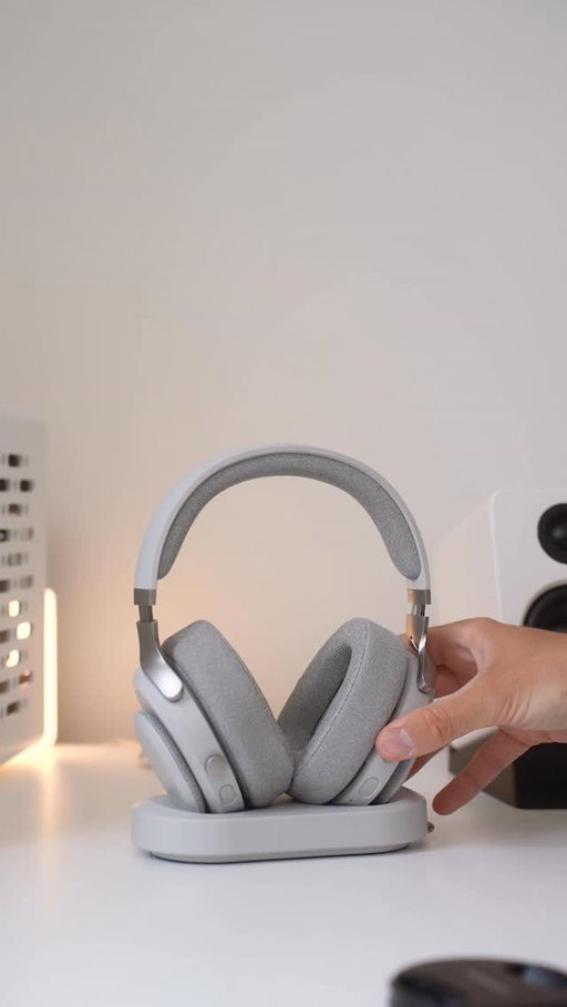 Guys, is this the best looking gaming headset?

#desksetup #homeoffice #minimalsetup