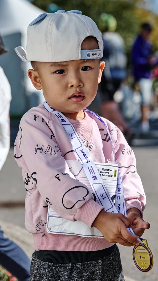 Le 1 KM des enfants, c’est 1000 p’tits pets qui courent comme si leur vie en dépendait et ils sont tous plus cutes les uns que les autres. Aussi, kudos aux parents qui sont parfois surpris de la vitesse d’accélération de leur progéniture et qui doivent garder le rythme! 💜🫶🏼⚡️