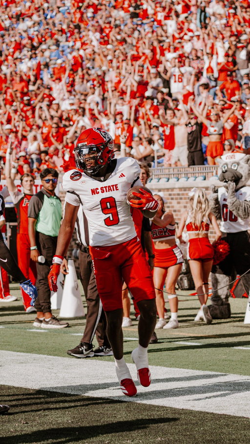 And he ... is ... GONE 💨

Anderson turns on the jets and takes it 75 yards to the house!

📺 ESPNews/ESPN2 x @packfootball