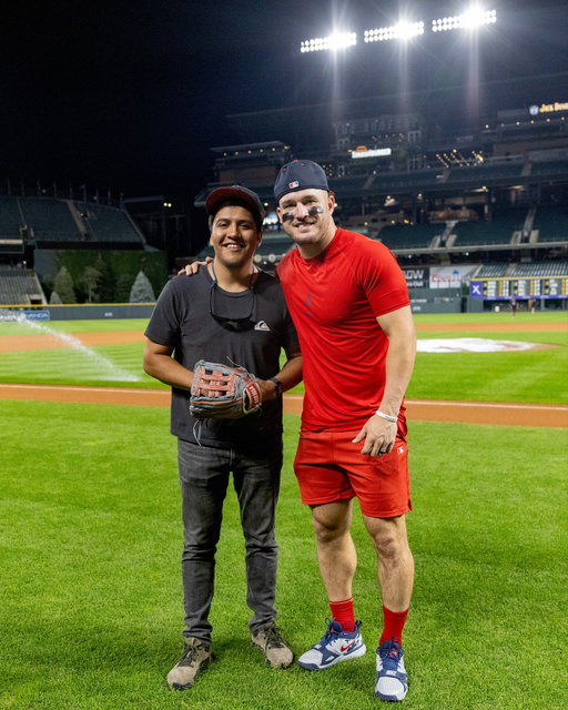 a night to remember ⚾️

Thank you to Alberto and his family for reuniting @miketrout with his milestone baseball!