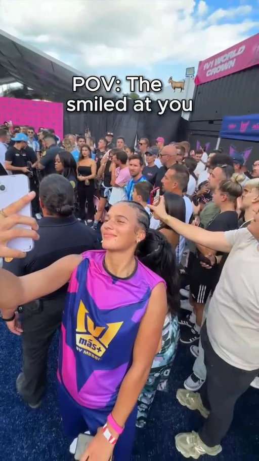 The GOAT smiles at you - what’s your reaction?!

Si el GOAT te sonríe, ¡¿cómo reaccionás?!