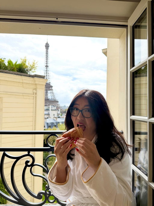 In Paris we eat pain au chocolat, but in Cousins Beach we eat muffins! Come bake muffins and chat @thesummeriturnedpretty with me at an exclusive @airbnb Experience in New York on October 2. You can buy tickets at the link in my bio. I can’t wait to see you there!