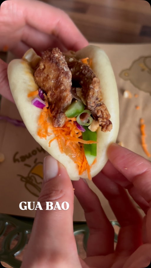GUA BAO 🍃

Pain à gua bao 
Pour 8 pains :
- 250 g de farine de blé (T45 ou T55)
- 1 c. à café de levure boulangère sèche
- 1 c. à café de sucre
- 1/2 c. à café de sel
- 1/2 c. à café de levure chimique 
- 125 ml d’eau tiède
- 1 c. à soupe d’huile neutre (tournesol)

Préparation :
1. Préparer le levain : mélange la levure sèche, l’eau tiède et le sucre dans un bol. Laisse reposer 5-10 min jusqu’à ce que ça mousse.
2. Dans un saladier, mélange la farine, le sel et la levure chimique. Ajoute le mélange de levure et l’huile.
Pétris environ 10 min jusqu’à obtenir une pâte souple.
3. Couvre et laisse reposer 1 h dans un endroit chaud.
4. Dégaze, divise en 8 boules. Étale chaque boule en ovale, plie en deux.
5. Laisse reposer 30 min sous un torchon.
6. Fais cuire à la vapeur 8 à 10 min sans ouvrir le couvercle.

Sauce cacahuète :
- 2 c. à soupe de beurre de cacahuètes
- 1 c. à soupe de sauce soja
- 1 c. à café de miel ou sirop d’érable
- 1 c. à café de vinaigre de riz ou citron vert
- Un peu d’eau tiède pour détendre la sauce 
- Piment (optionnel)

Marinade pour le poulet croustillant ou le tofu:
- 4 CAS de Sauce soja salée 
- Gingembre râpé 
- 1 gousses d’ail râpée 
- 2 CAS D’huile de sésame grillée 
- zeste et jus d’un citron vert 

Enjoy ❤️

#guabao#asianfood#vietfood#foodies#recipe#recipes#recettefacile#crousty#instafood#chicken#chickenfried
