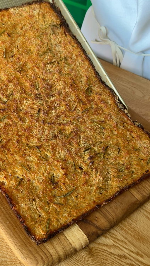 🇮🇹Schiacciata di Cipolle 
Easy Italian Appetizer! This Schiacciata di Cipolle is golden, crispy, and packed with onions! the perfect snack for parties, aperitivo, or whenever you’re craving something savory. Save this recipe for your next charcuterie board or party spread! 

Recipe in the comments ⬇️