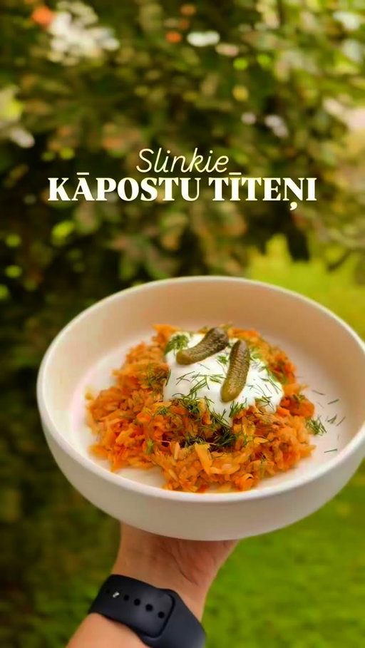 🥬 Slinkie kāpostu tīteņi 🥬
Viens no maniem mīļākajiem komforta ēdieniem, ko bērnībā gatavoja mana mamma un kas aizvien garšo visai ģimenei 🌞
.
Visas sastāvdaļas atradīsi @lidllatvija veikalos un sanāks garda maltīte zem 10€ 🤩
.
Sastāvdaļas:
🥕 500g maltā gaļa
🥕 500g kāposts (smalki sarīvēts)
🥕 1 liels burkāns (smalki sarīvēts)
🥕 1 sīpols + 1 ķiploka daiviņa (smalki sagriezti)
🥕 1 paciņa rīsu
🥕 5-6 ēdk tomātu mērce pēc izvēles
🥕 Sāls, pipari, garšvielas gaļai un kūpinātas paprikas pulveris (pēc garšas. Droši vari pievienot arī citas garšvielas)
🥕 Sviests vai eļļa cepšanai
🥕 zaļumi, grieķu jogurts pasniegšanai
.
Recepte:
🥬 Pannā apcep sīpolu, ķiploku, pievieno burkānu. Paralēli liec vārīties rīsus, un vāri līdz tie gandrīz gatavi
🥬 Pievieno malto gaļu sīpolam un burkānam, pievieno garšvielas un cep, lidz gaļa gandrīz gatava. 
🥬 Katliņā liec sviestu un maisot apcep tajā kāpostu, līdz kāposts kļūst mīkstaks (aptuveni 10 minūtes)
🥬 Pievieno kāpostam malto gaļu, rīsus un tomātu mērci. Labi sajauc. Es pievienoju arī mazliet ūdeni (~100ml) un atstāj vēl pasautēties ~10-15min, līdz gatavs
🥬 Pasniedz ar grieķu jogurtu un zaļumiem. Man patīk pielikt klāt arī marinētus gurķīšus vai kādu pipariņu
Lai garšīgi! ❤️
.
#reklāma #recepte #ēdiens #tīteņi #vieglarecepte #slinkietīteņi #komfortaēdiens #vakariņas #pusdienas #garšīgi