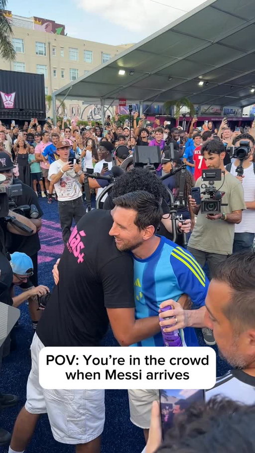 The GOAT arriving with a Greatest Grape in hand… makes sense

El GOAT llegando con una botella del sabor Greatest Grape en la mano… Es todo lo que está bien.

#1v1WorldCrown #MasbyMessi1v1
