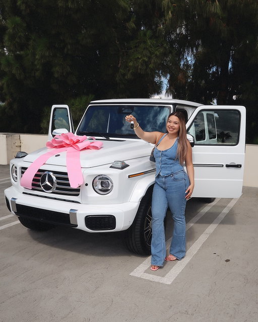 Just a few years ago, it felt like my world was falling apart. Today, I stand here filled with gratitude, passion, and God’s grace over my life. 🙏🏻💖
‘Las estrellas brillan por ti allá en lo alto.’ ✨
The stars were rooting for me, even when I couldn’t see it.
Meet my new baby Estrella 🌟 My reminder that healing is possible, and even through my darkest season, God always had a plan for me.