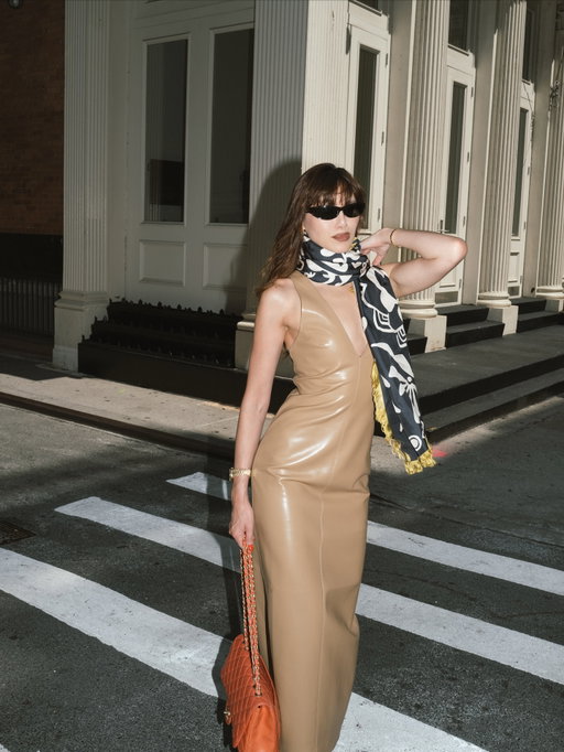 The ultimate styling piece is an @echonewyork scarf. The new fall collection is a fun and super chic play on color and texture to be worn around the waist or elegantly wrapped around the neck. These are two styles I can’t stop wearing.
