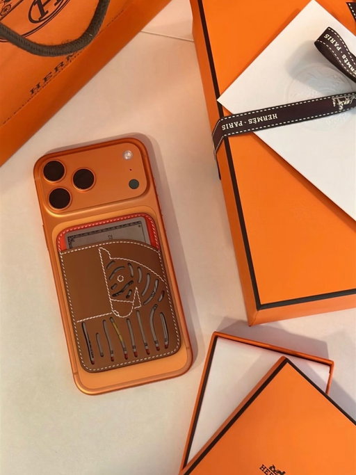 Ok this might be the way to go 🥵 iPhone 17 Pro Max Cosmic Orange with Hermes MagSafe wallet 🍊 What do you think?

#iphone #hermès #iphone17promax #cosmicorange