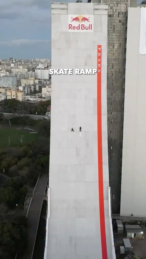 yep, @diassandro is going to drop-in from the side of a building 🛹🏢

🗓️ Thursday, September 25
⏰ 12:00 PM BRT | 8:00 AM PDT | 5:00 PM CEST
📍 Porto Alegre - Brazil
📺 on Red Bull YouTube and Red Bull TV

🤝: @prada

#redbull #givesyouwiiings #energydrink #skateboarding #PradaLineaRossa