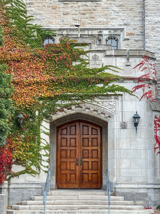 Happy first day of fall, Gryphons! #UofG is at its most beautiful with the fall colours all around campus. 🍁🍂

#UofGuelph #CampusLife #Fall